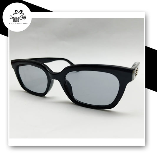 Black Cat-Eye Sunglasses with Sleek Glossy Frame and Dark Grey Lenses